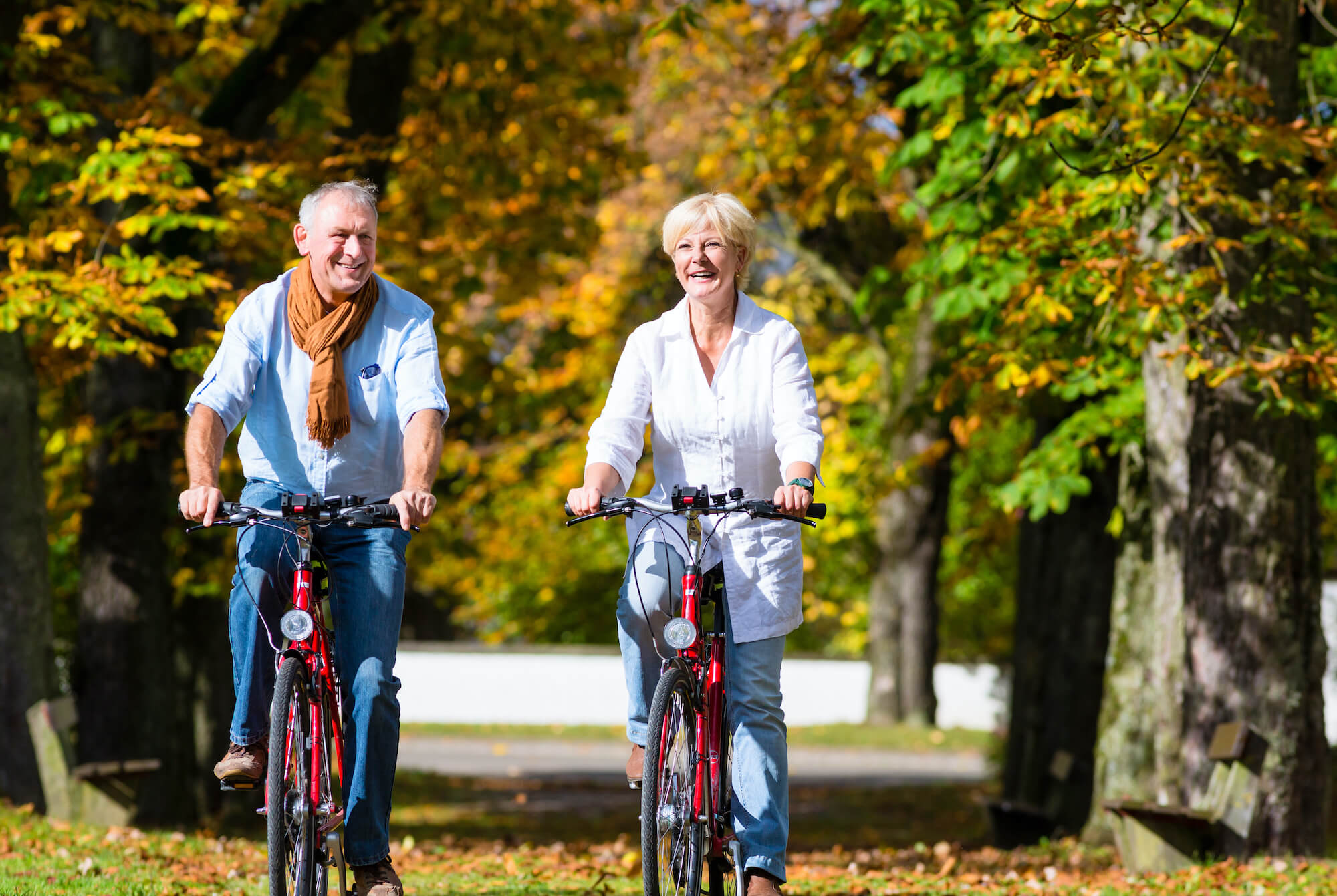 Man en vrouw op de fiets