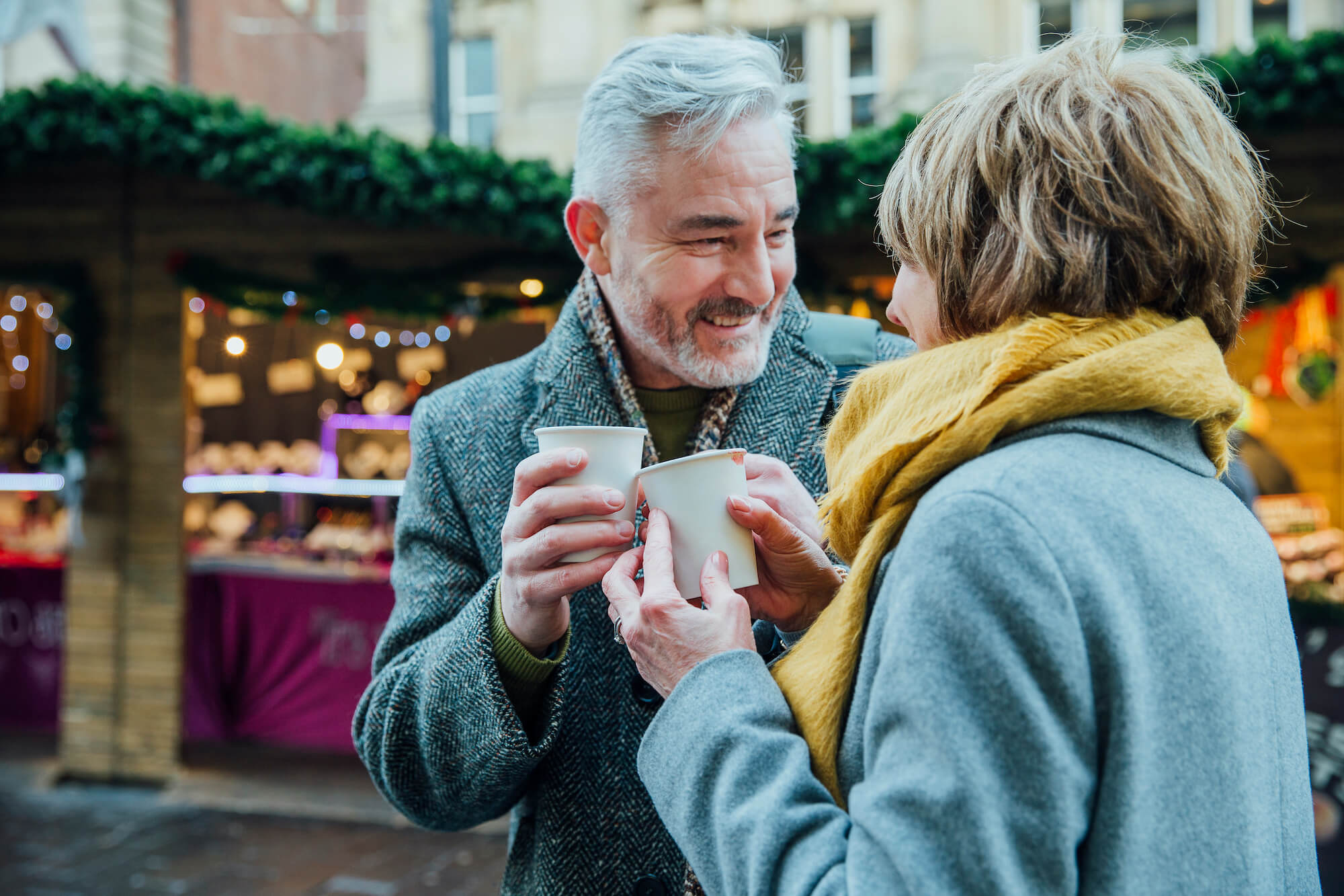Man en vrouw die samen koffie drinken
