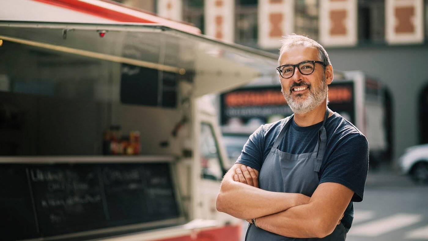 Man die voor een foodtruck staat