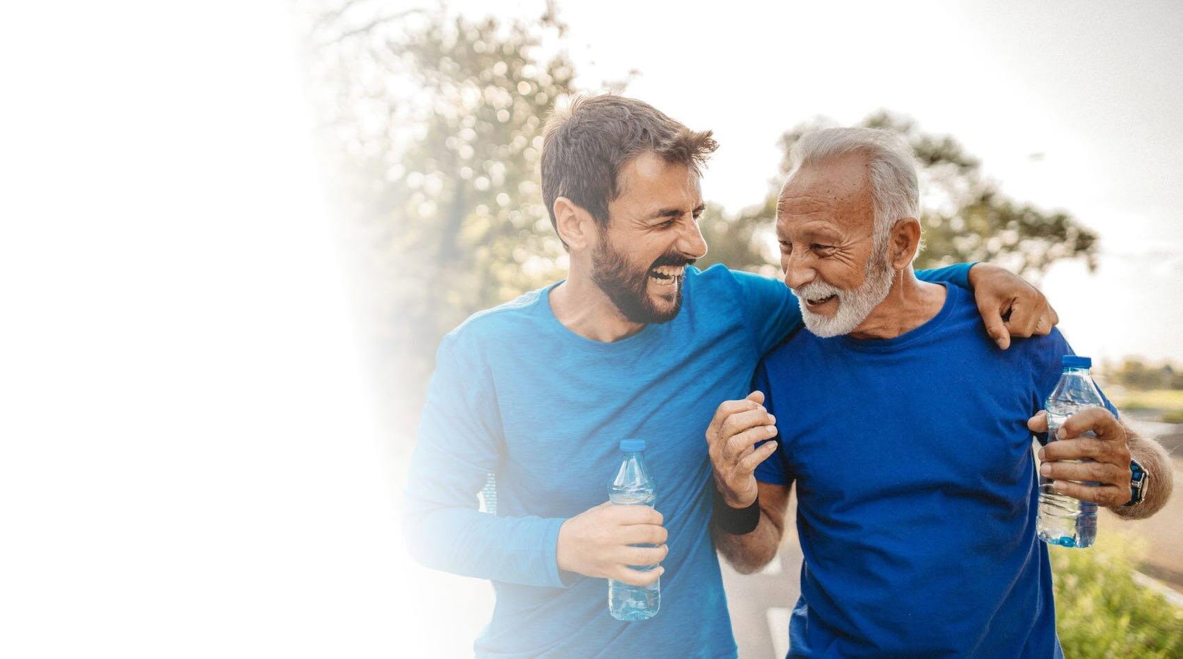 Twee mannen die elkaar omhelzen en lachen